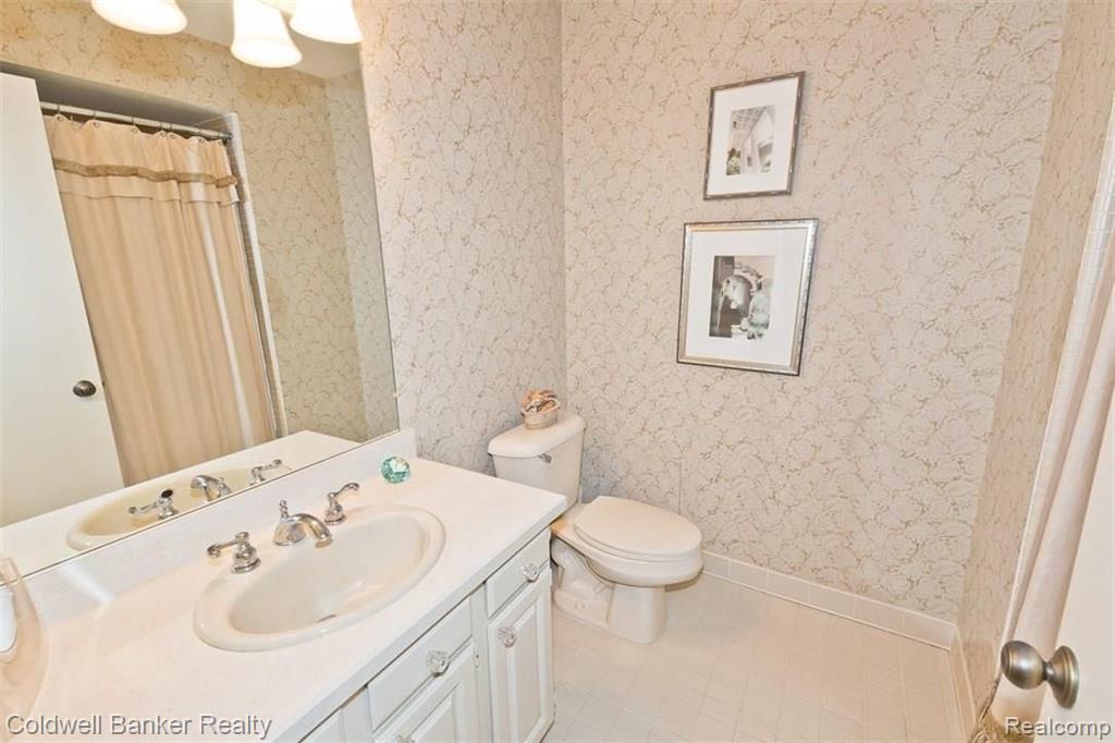23735 Ravineview Court Bingham Farms, MI 48025 - Photo 16 of 28
