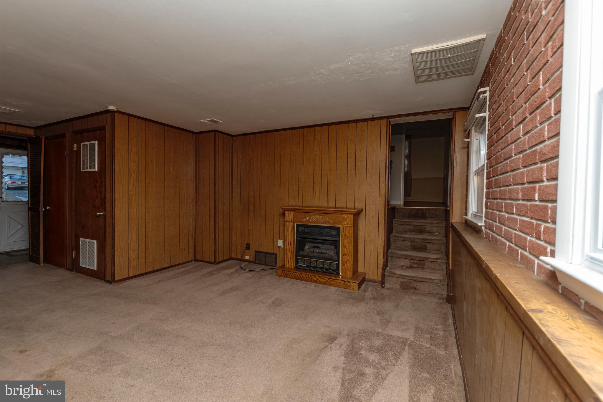 16 Pinedale Road Newark, DE 19711 - Photo 23 of 55 a view of an empty room with a fireplace