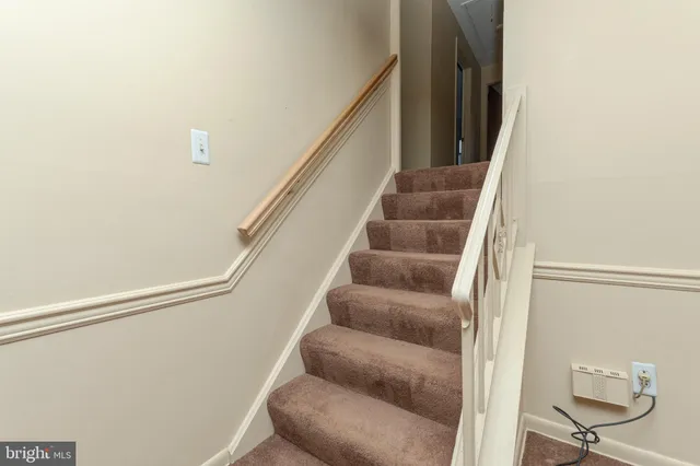 a view of a big room with closet