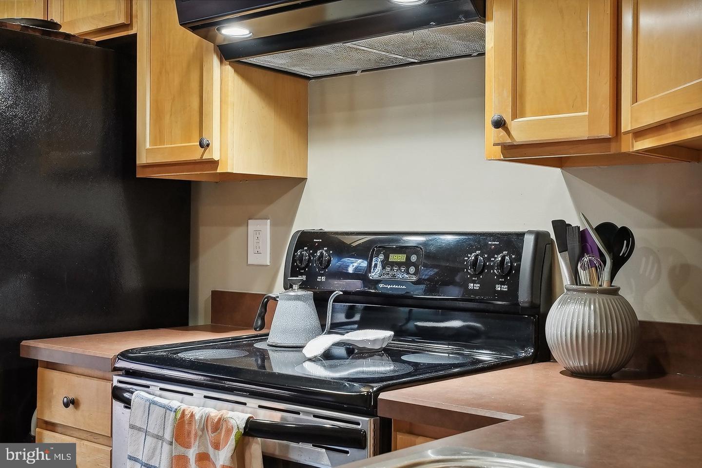 1020 North Stafford Street, Unit 311 Arlington, VA 22203 - Photo 23 of 37 a kitchen with a stove and a microwave
