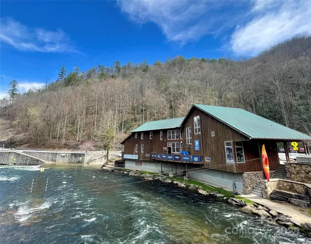 a view of house with a yard