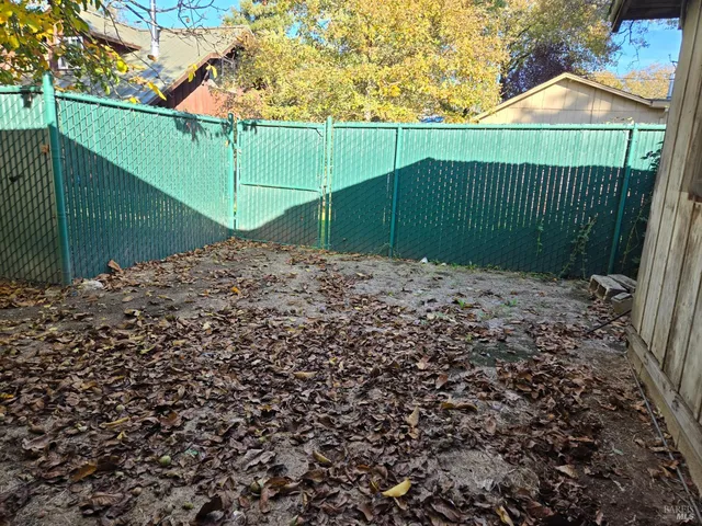 a view of a backyard