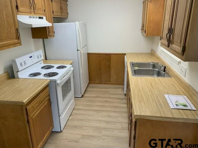 304 Lakeview Street Whitehouse, TX 75791 - Photo 4 of 17 a kitchen with a stove and a refrigerator