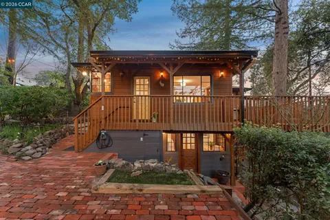 a view of entryway with a small yard