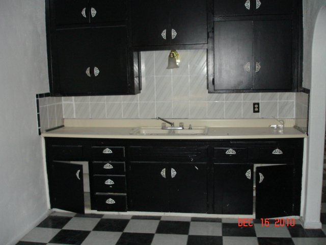 1611 East Pecan Road Phoenix, AZ 85040 - Photo 6 of 7 Kitchen