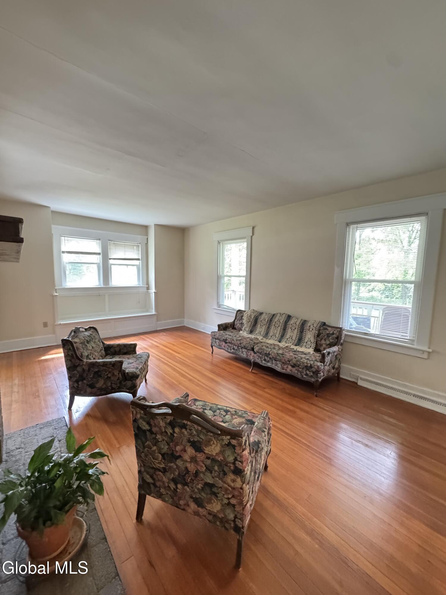44 Apple Meadow Road Greenport, NY 12534 - Photo 11 of 37 Livingroom