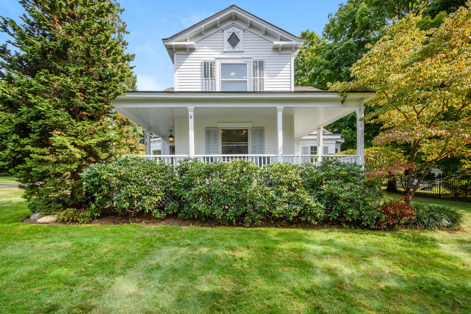 44 Brookside Road Darien, CT 06820 - Photo 5 of 36 a front view of a house with a garden