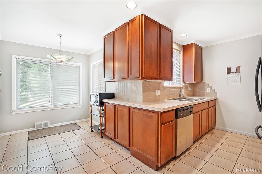 27577 Rackham Drive Lathrup Village, MI 48076 - Photo 10 of 40