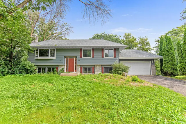 $385,000 | 2400 East 125th Street, Burnsville, MN 55337