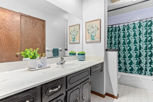 $385,000 | 2400 East 125th Street, Burnsville, MN 55337