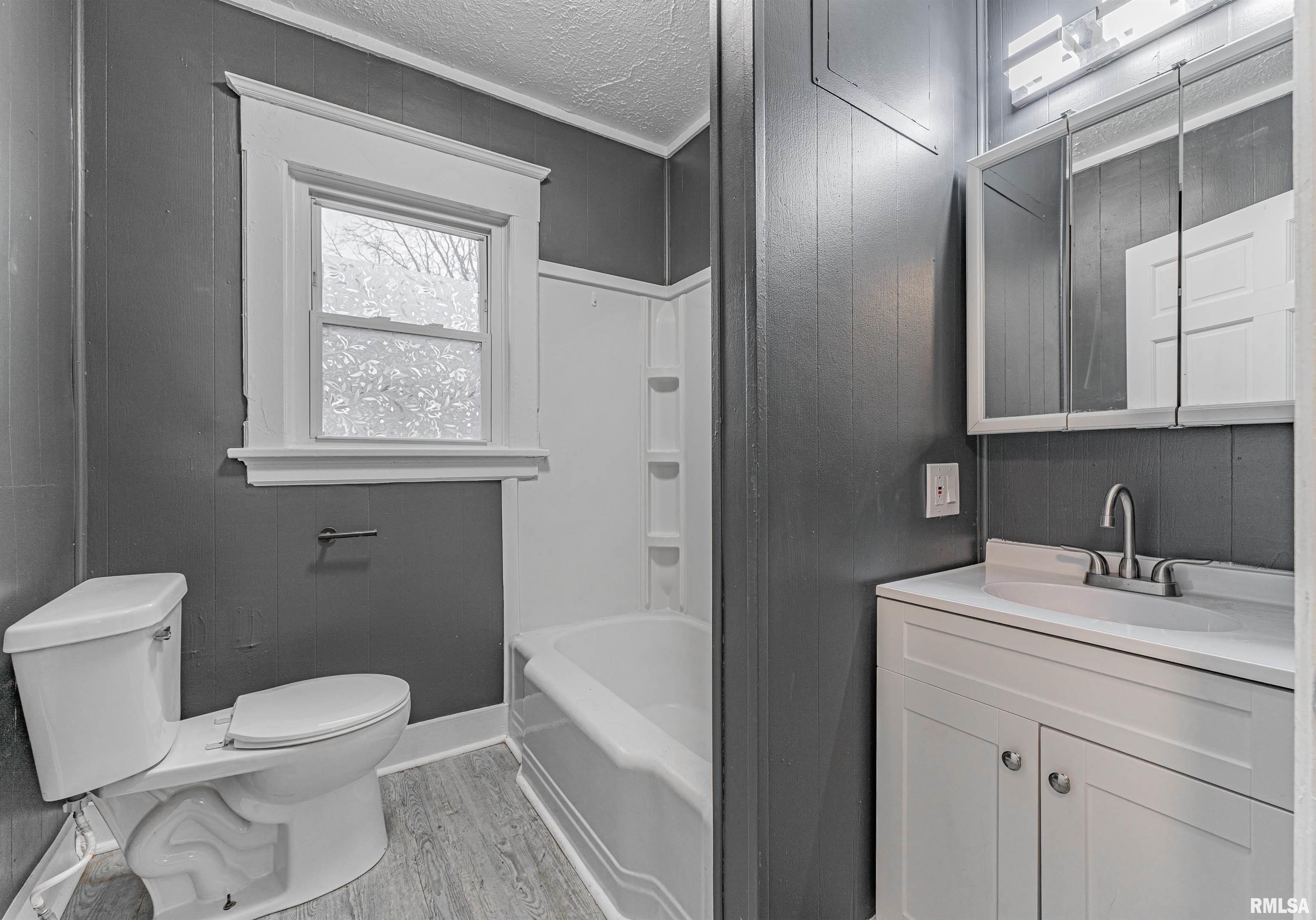 455 8th Street Lincoln, IL 62656 - Photo 23 of 33