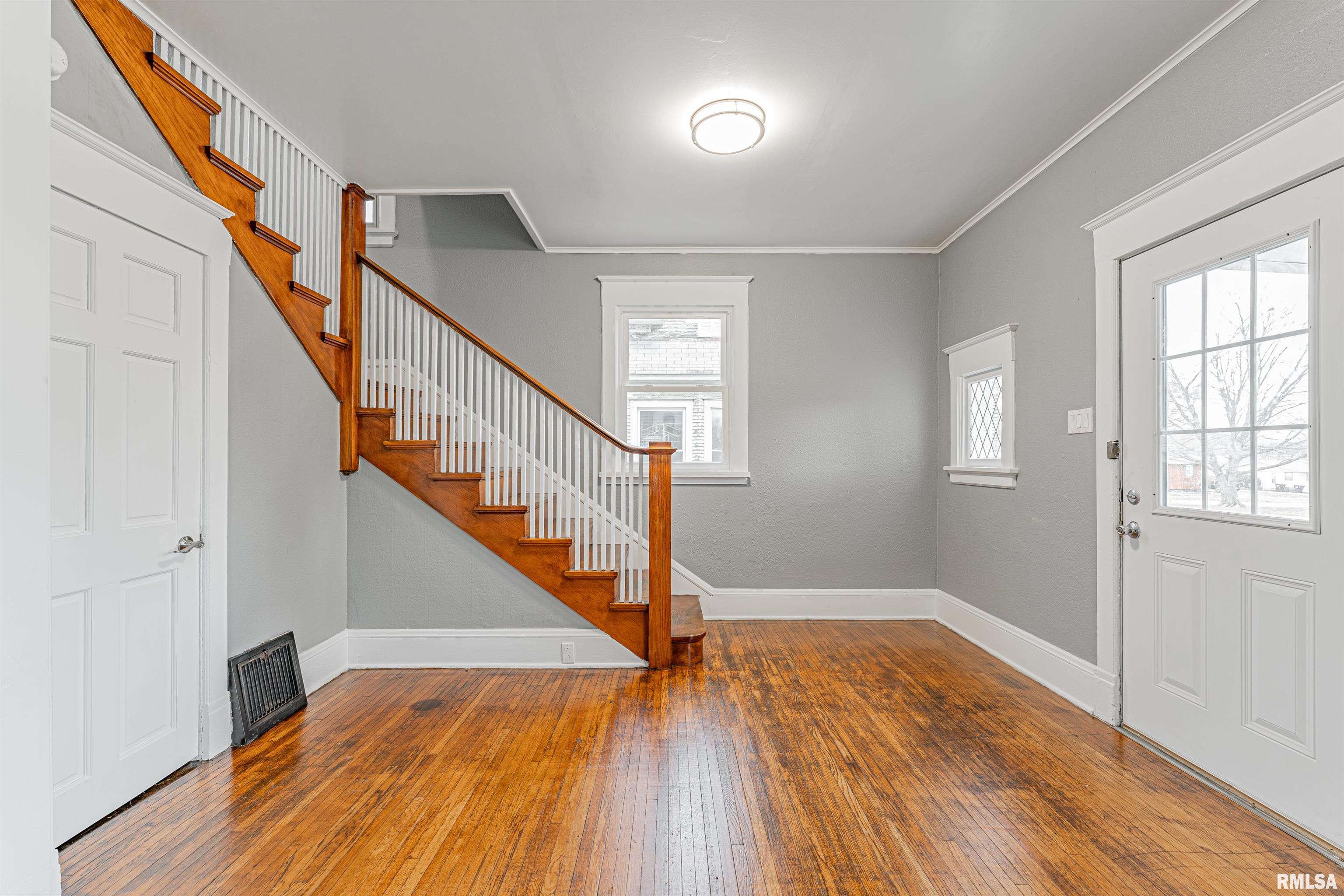 455 8th Street Lincoln, IL 62656 - Photo 3 of 33