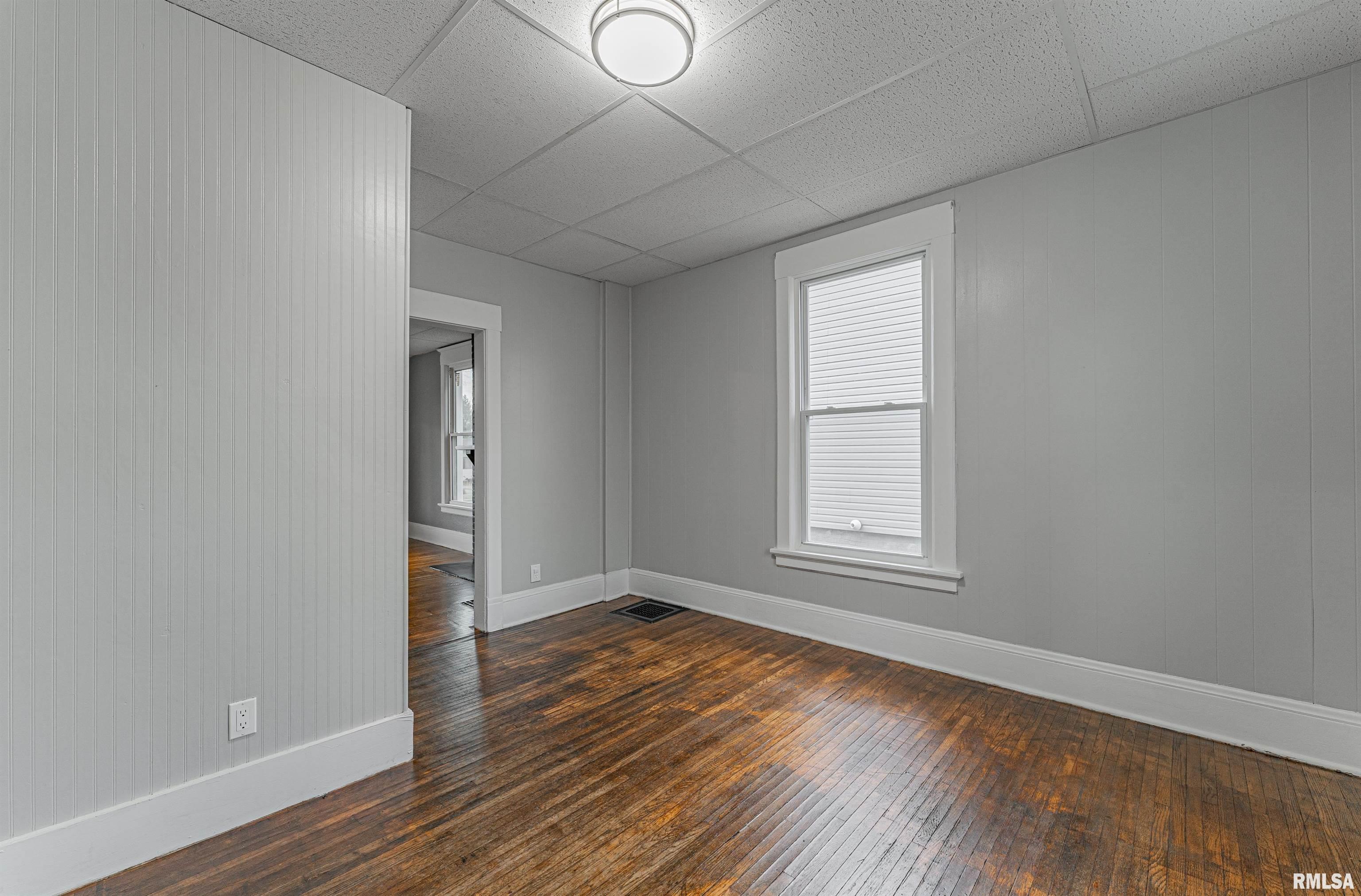 455 8th Street Lincoln, IL 62656 - Photo 8 of 33