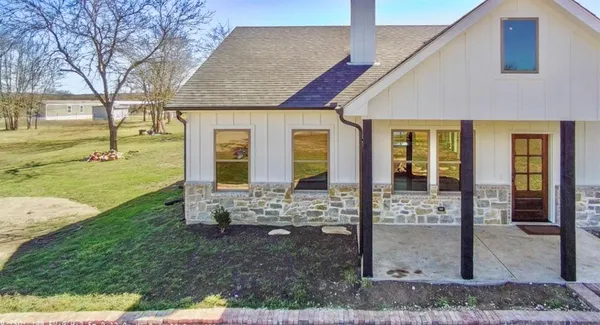 a view of a house with backyard