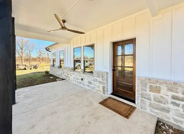 a view of an entryway with livingroom