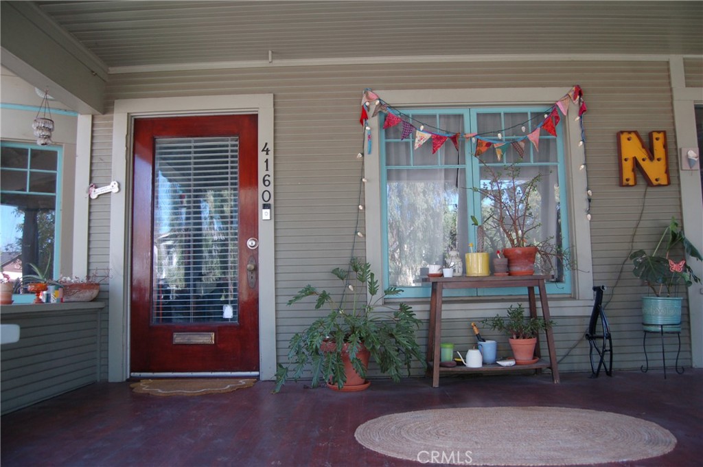 4160 Chestnut Street Riverside, CA 92501 - Photo 19 of 39 a living room filled with furniture