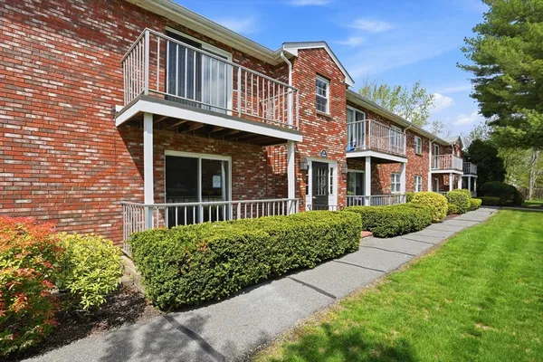 $325,000 | 10 Kingswood Drive, Unit 13, Abington, MA 02351