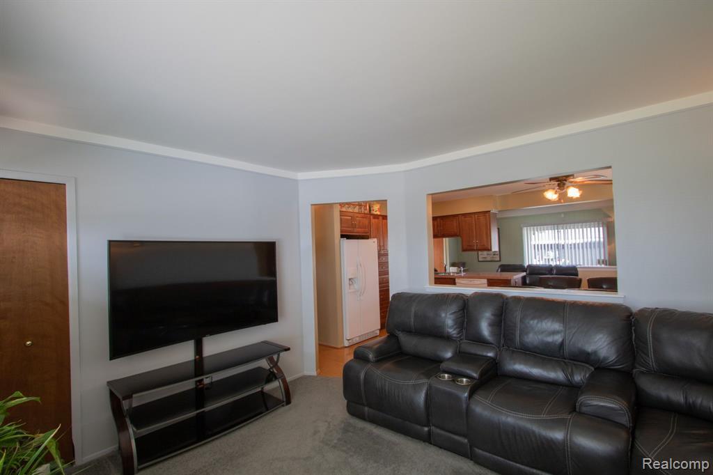 35259 Kelly Road Clinton Township, MI 48035 - Photo 6 of 47