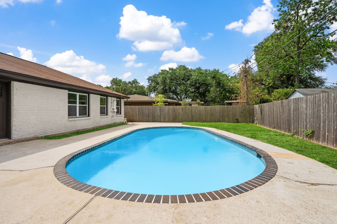 1506 Oaks Drive Pasadena, TX 77502 - Photo 3 of 20
