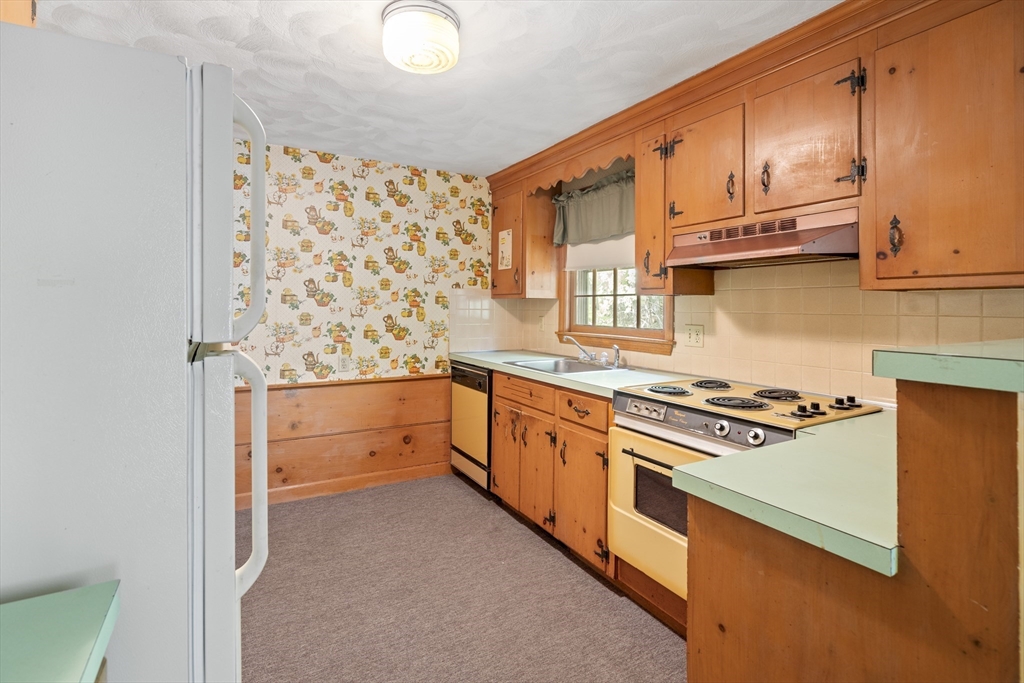 8 Galloway Road Chelmsford, MA 01824 - Photo 4 of 21