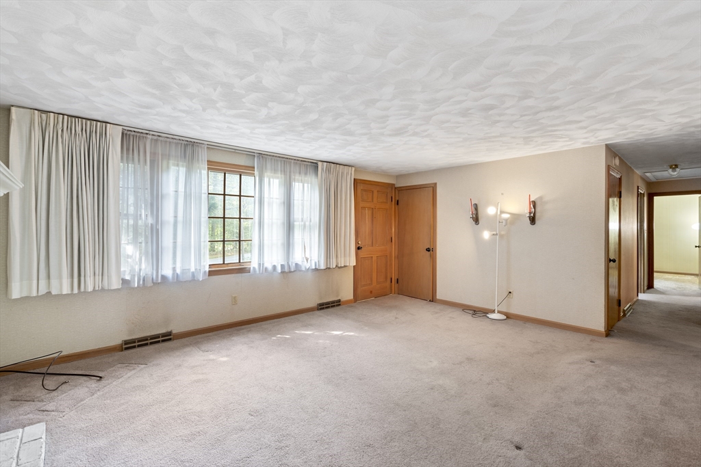 8 Galloway Road Chelmsford, MA 01824 - Photo 9 of 21