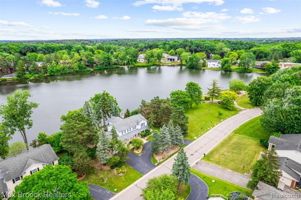 5076 Watergate Road West Bloomfield, MI 48323 - Photo 2 of 41