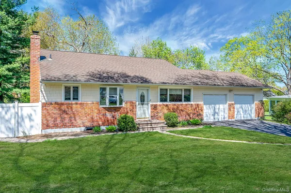 $715,000 | 17 Gay Lore Drive, Huntington, NY 11743