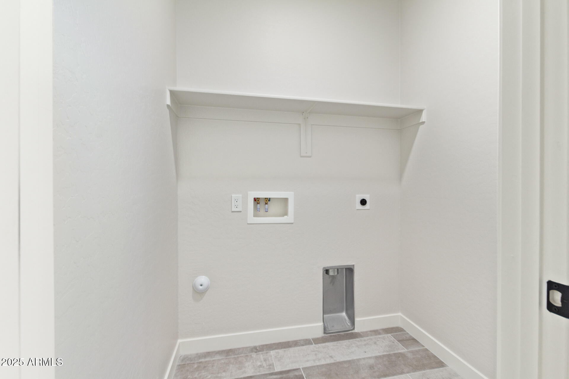 15220 South Diablo Road Arizona City, AZ 85123 - Photo 21 of 32 a view of small space with wooden floor