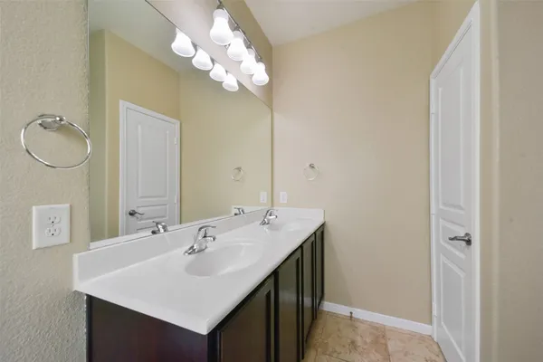 $2,300 | 13515 Smith Lake Lane, Houston, TX 77044