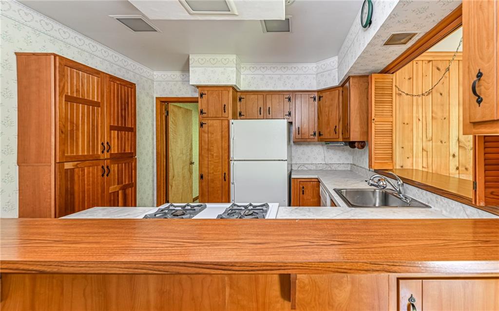 676 Center Road Pittsburgh, PA 15239 - Photo 8 of 25 Gallery Image 8