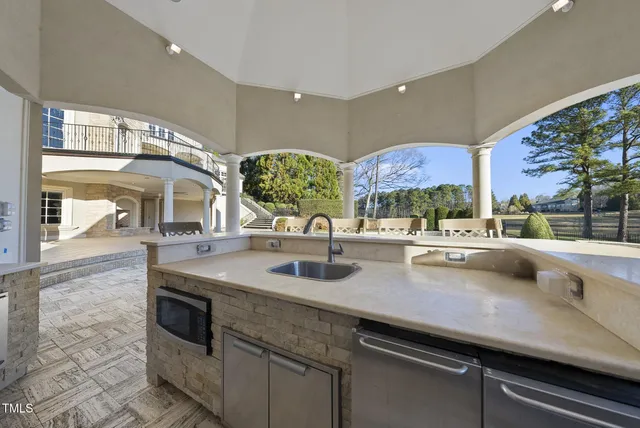 an empty room with windows and pillars in it