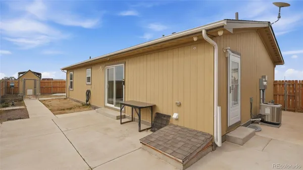 a view of a house with backyard