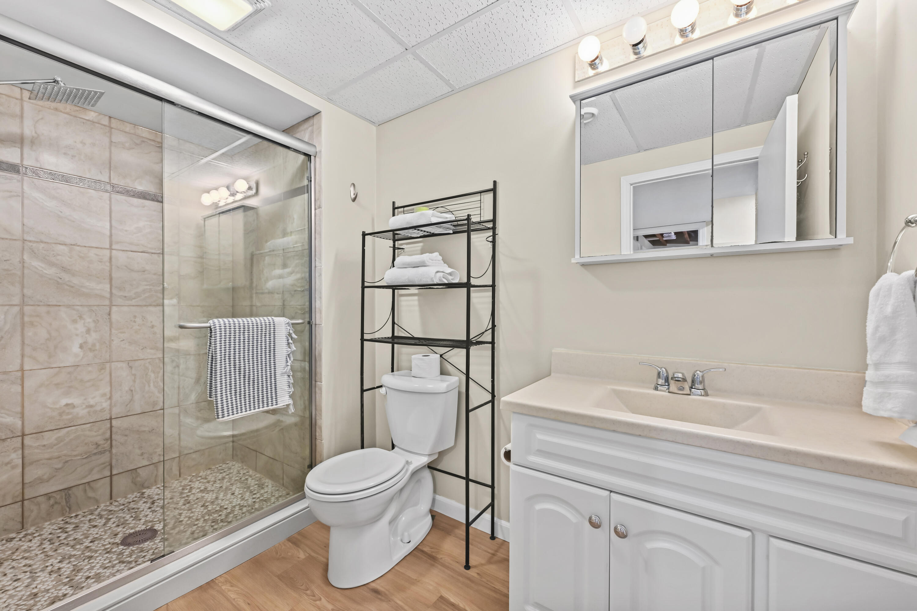 2400 West Apple Tree Road Glendale, WI 53209 - Photo 17 of 24 LL Full Bath