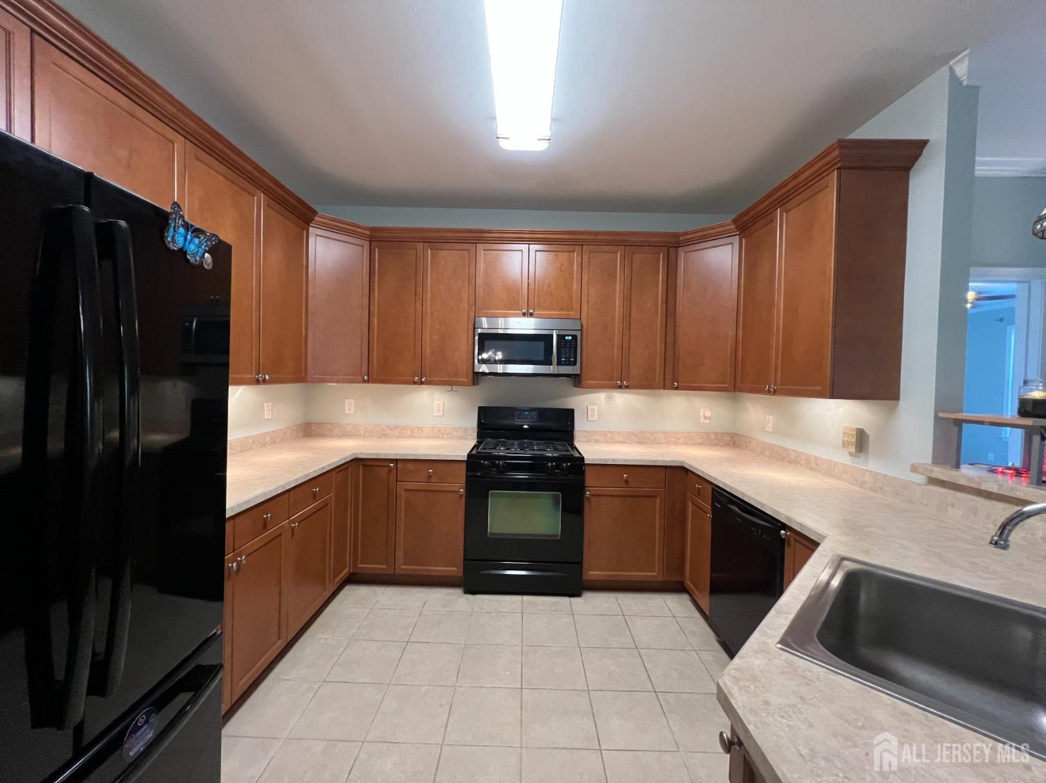 326 Sloan Court Matawan, NJ 07747 - Photo 12 of 31