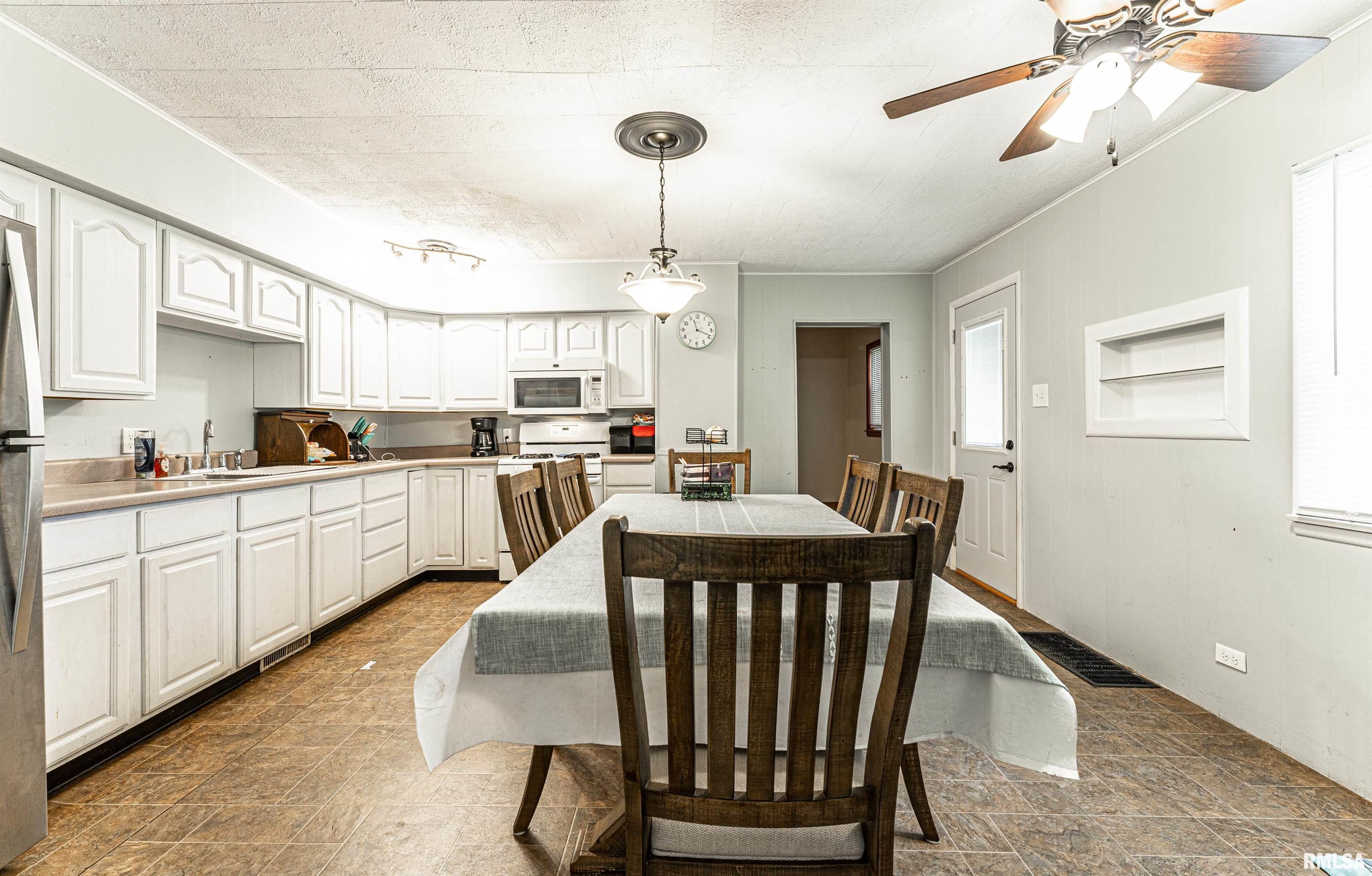 705 Decatur Street Lincoln, IL 62656 - Photo 8 of 27 Gallery Image 8