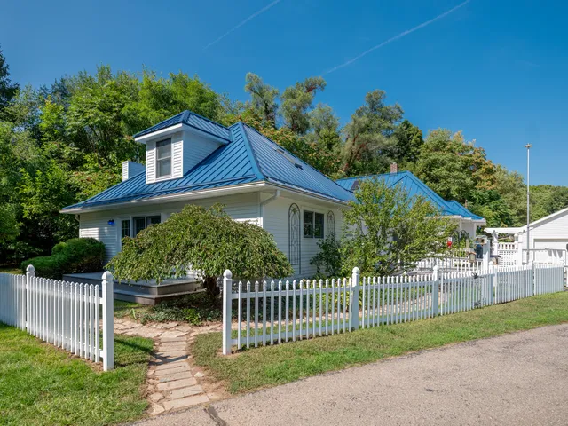 $429,500 | 55622 Red Arrow Highway, Lawrence, MI 49064