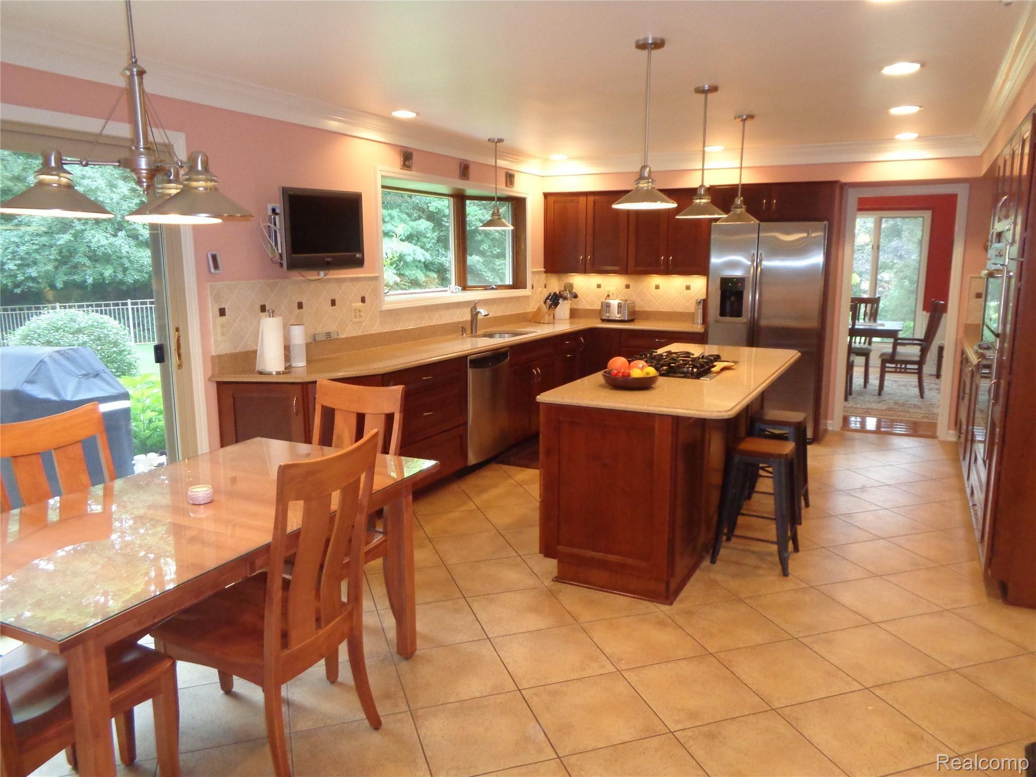 811 Hidden Pine Road Bloomfield Hills, MI 48304 - Photo 11 of 47 Large Kitchen with cherry cabinets