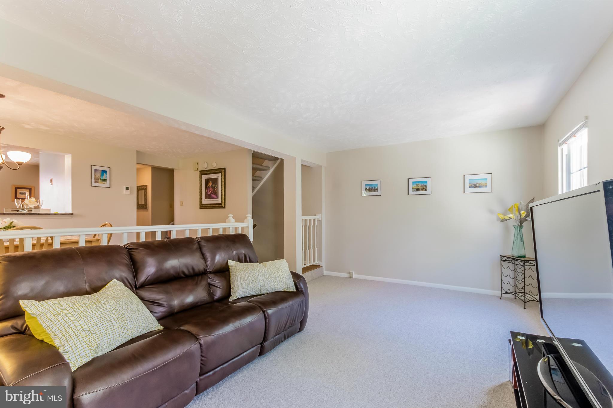 1547 Autumn Ridge Circle Reston, VA 20194 - Photo 14 of 30 a living room with furniture and a window