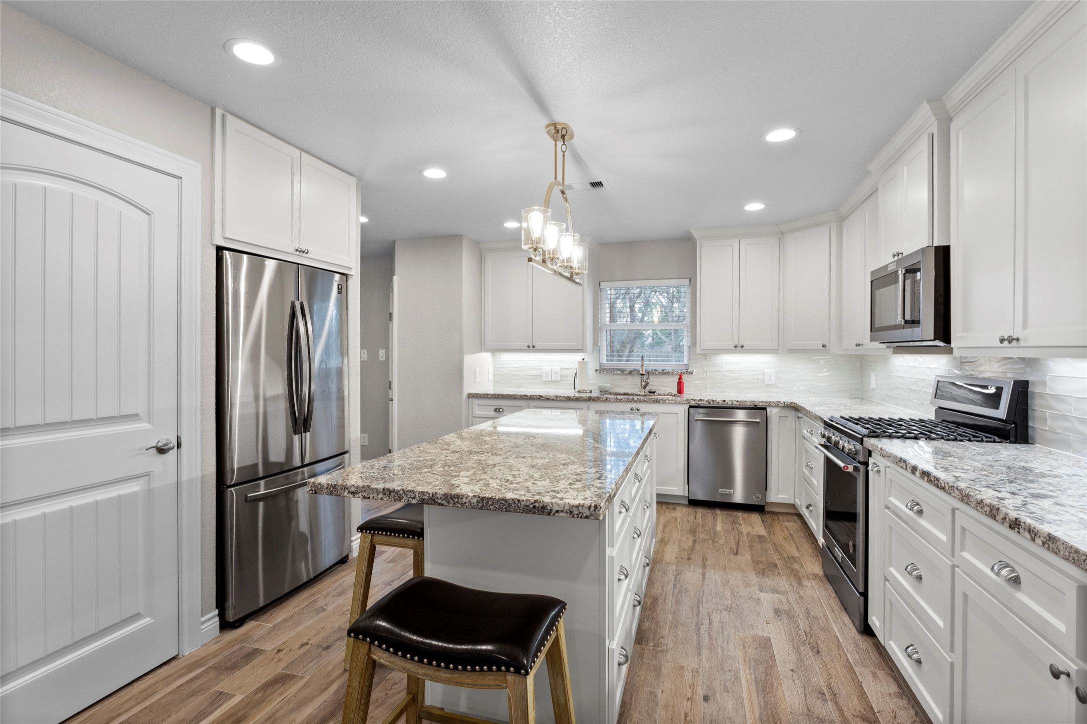 13800 West 6th Street Santa Fe, TX 77517 - Photo 3 of 35 Chef's kitchen!