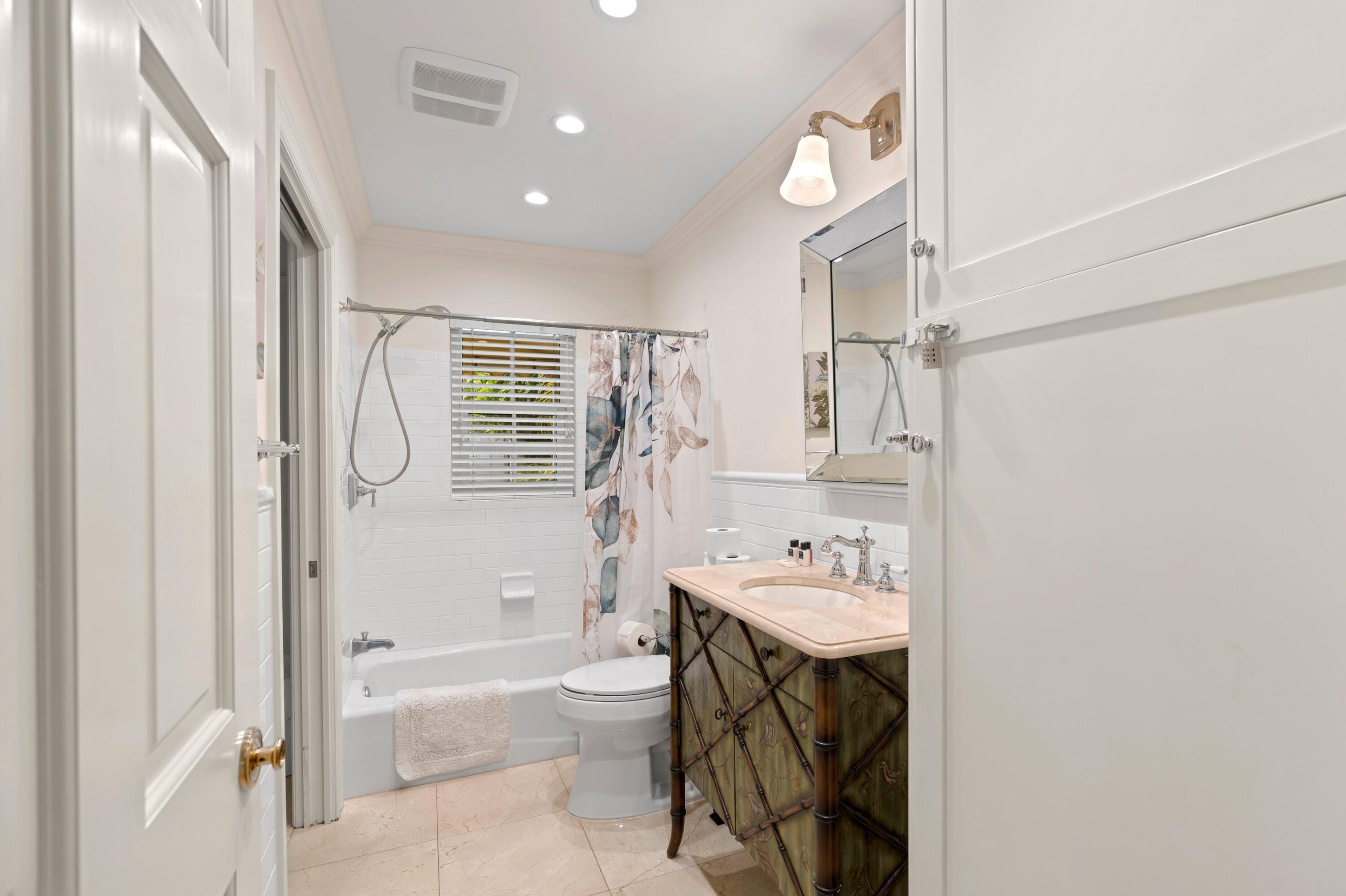 733 Sunset Road West Palm Beach, FL 33401 - Photo 22 of 32 Guest Suite Bath