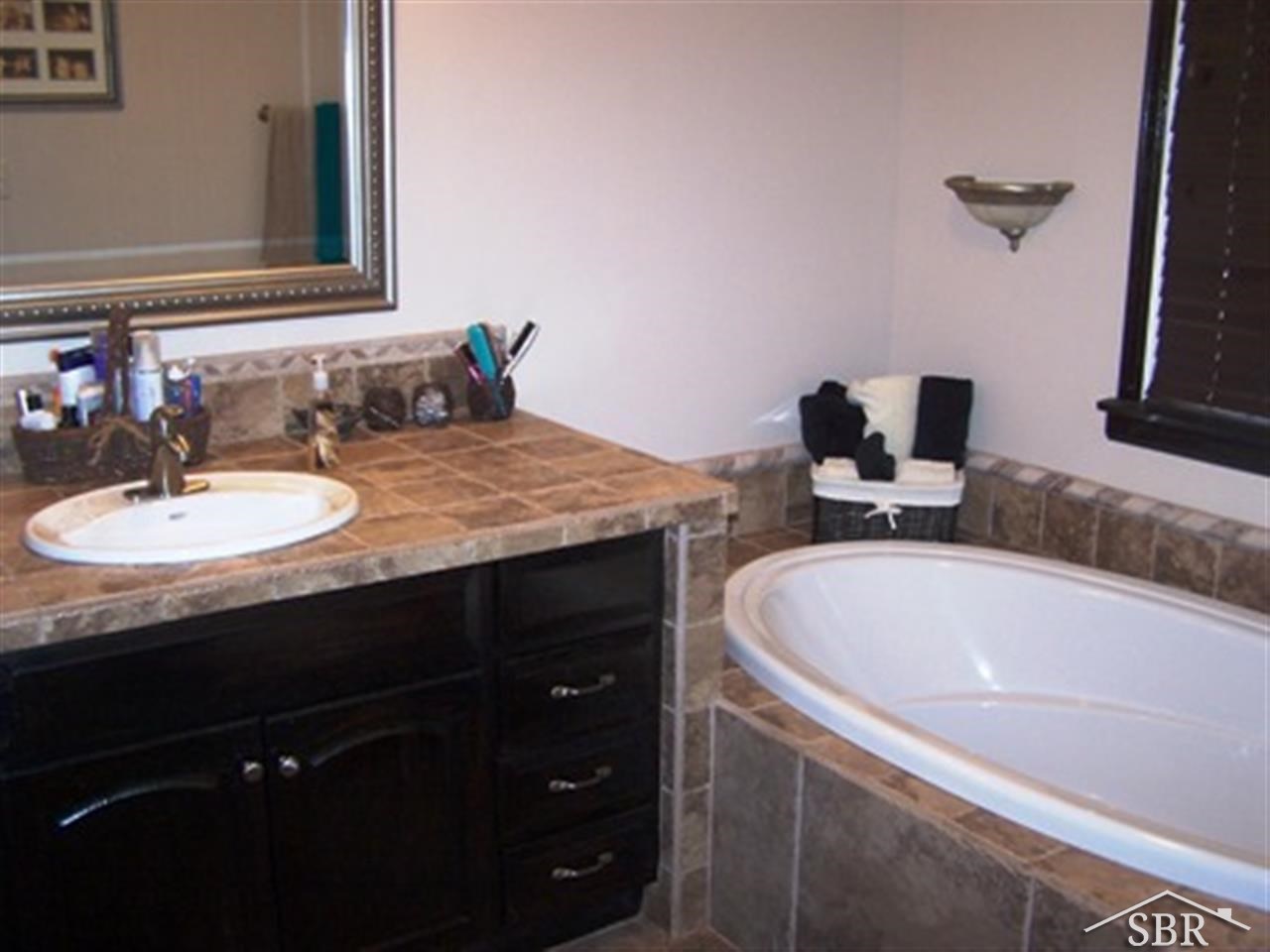 11183 Geddes Road Freeland, MI 48623 - Photo 7 of 13 31189924-6.JPG