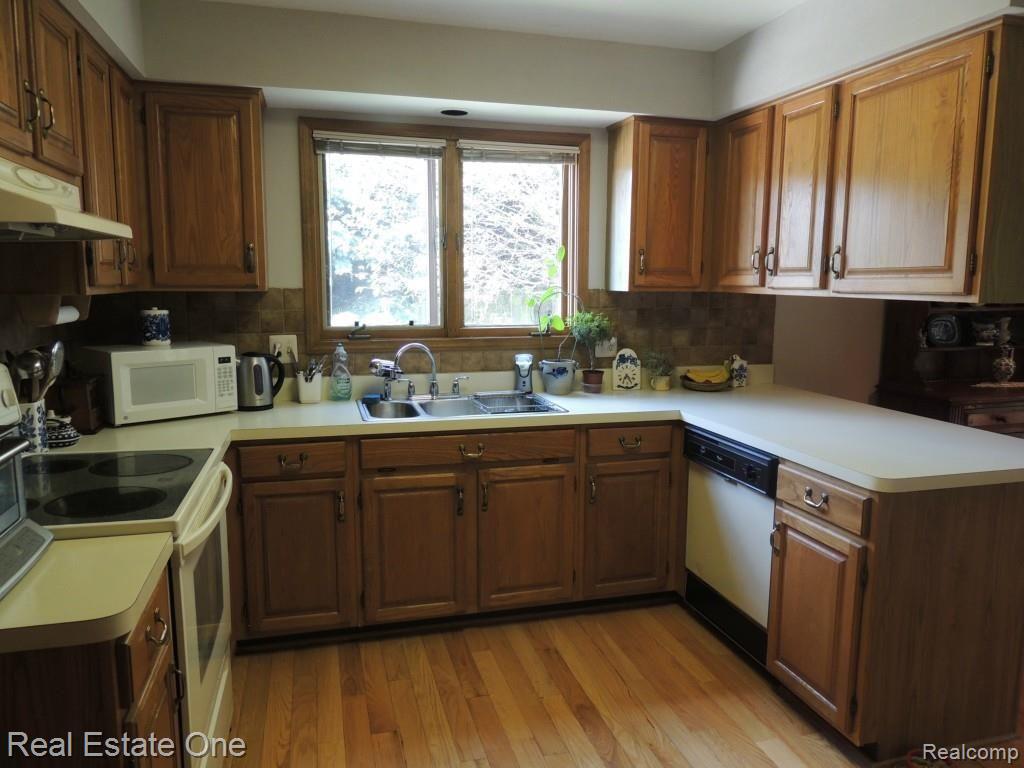 976 Ravine Terrace Drive Rochester, MI 48307 - Photo 15 of 22 023.jpg
