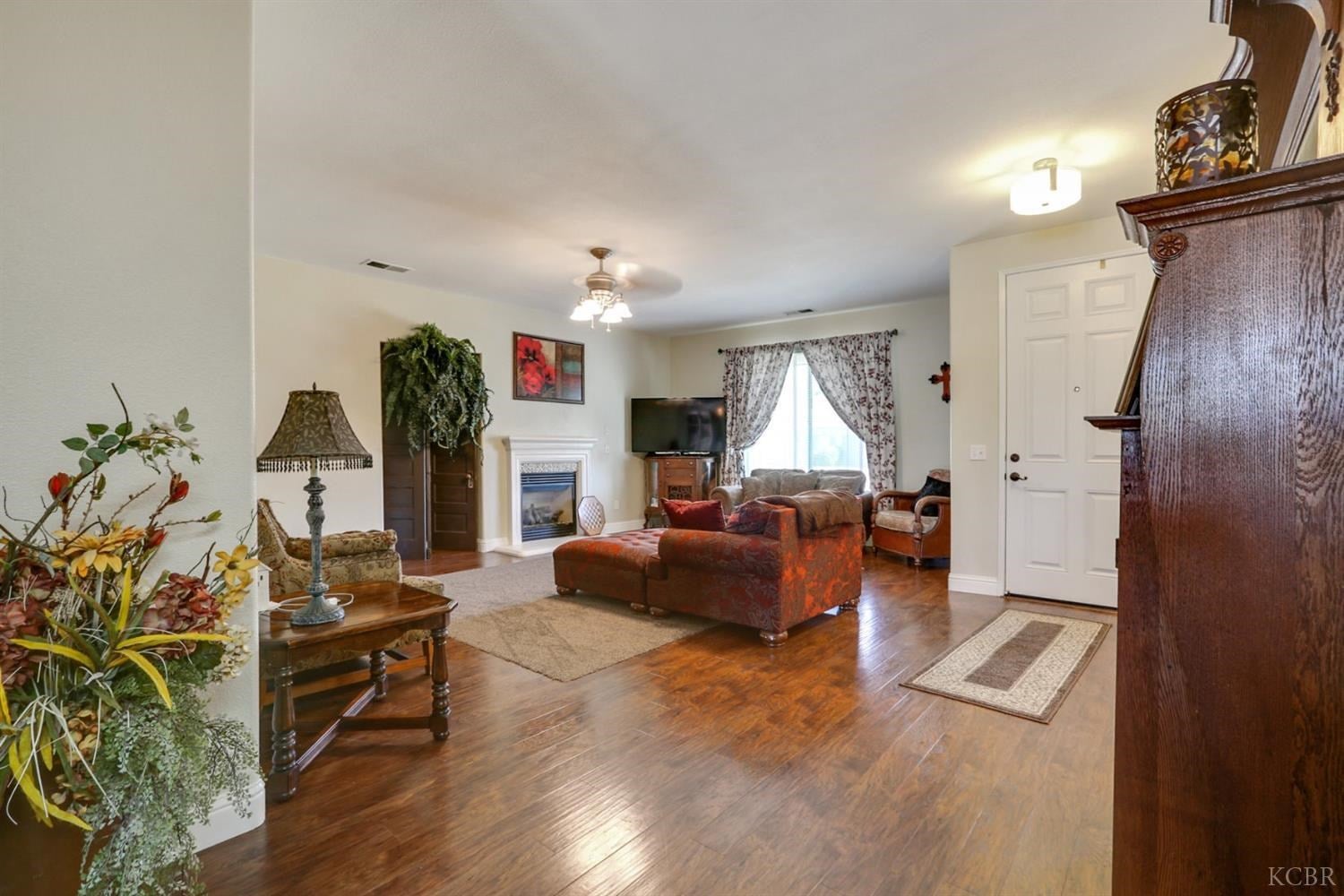 2096 West Rio Hondo Way Hanford, CA 93230 - Photo 6 of 10 Gallery Image 6