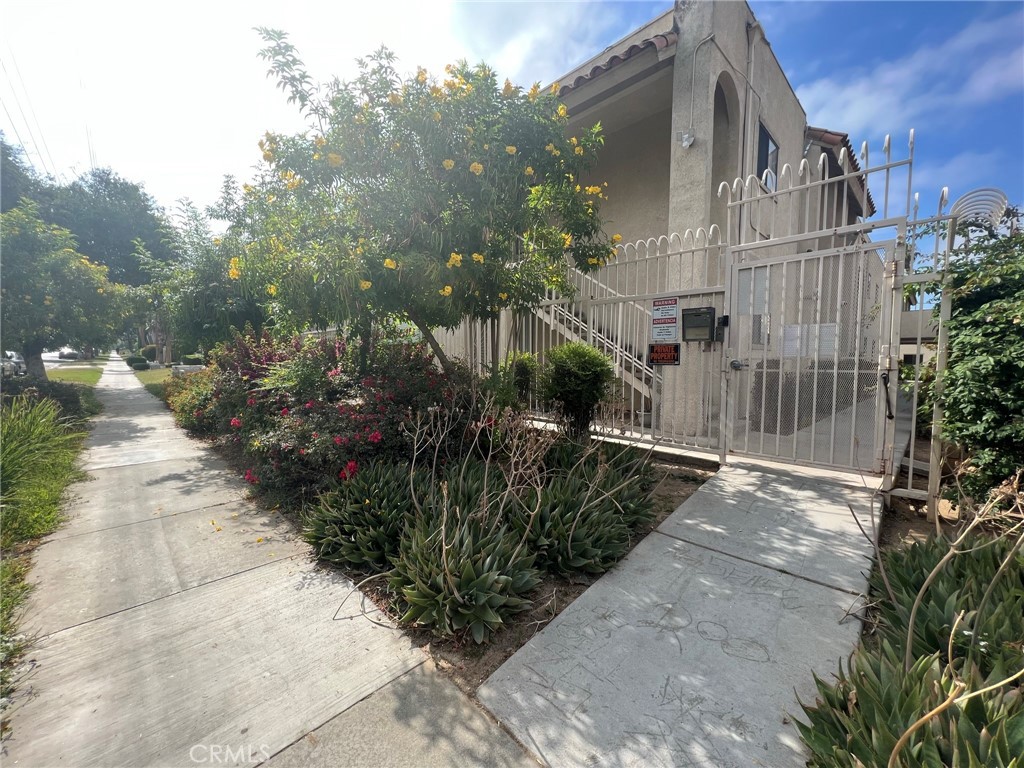 a view of a back yard of the house