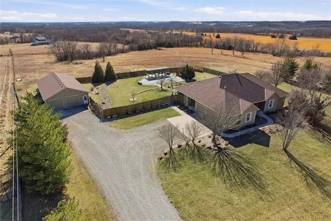 $825,000 | 25605 Parallel Road, Tonganoxie, KS 66086