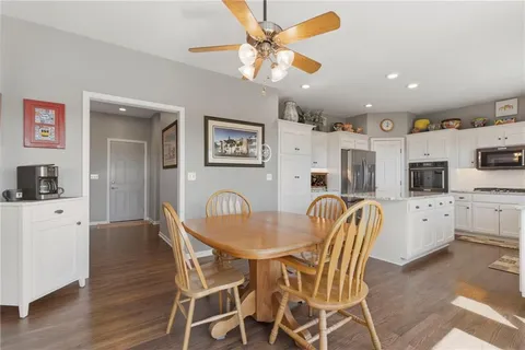 $825,000 | 25605 Parallel Road, Tonganoxie, KS 66086