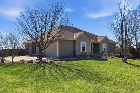 $825,000 | 25605 Parallel Road, Tonganoxie, KS 66086