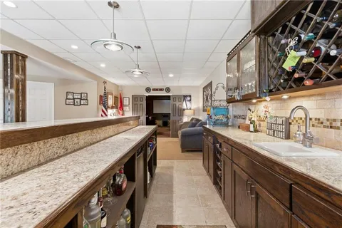 $825,000 | 25605 Parallel Road, Tonganoxie, KS 66086