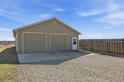 $825,000 | 25605 Parallel Road, Tonganoxie, KS 66086