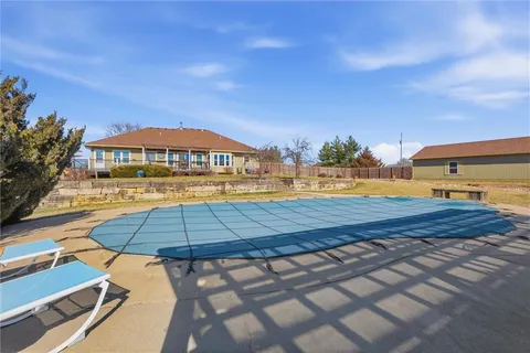 $825,000 | 25605 Parallel Road, Tonganoxie, KS 66086